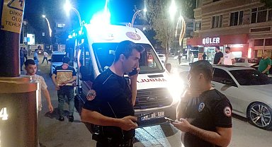 Kaldırımda yayaların 'yol vermeme' kavgası: 1 yaralı