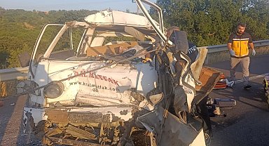 Kamyona arkadan çarpan kamyonetin sürücüsü öldü