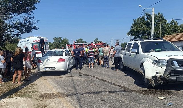 Kamyonet ile otomobil çarpıştı; 3 yaralı