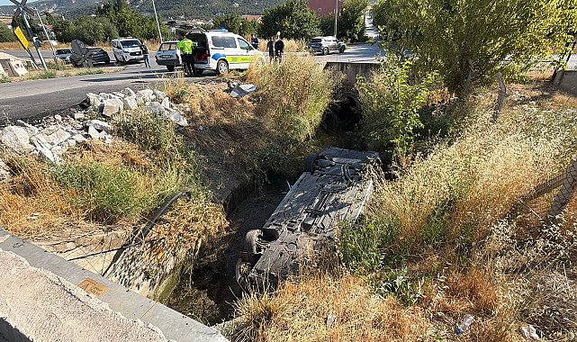 Kanala devrilen otomobilin sürücüsü yaralandı