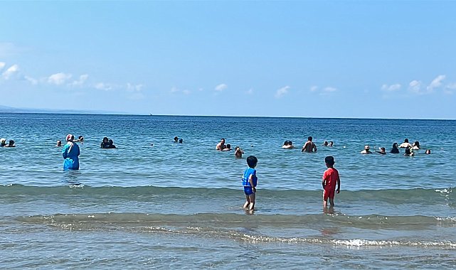 Kandıra'da deniz yasağı kalktı, plajlarda yoğunluk oluştu