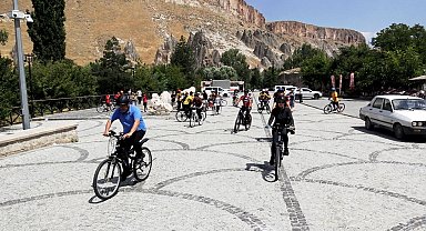 Kapadokya'nın giriş kapısı Soğanlı'da bağımlılıkla mücadele için pedal çevirdiler