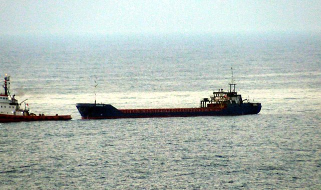 Karadeniz'de vurulan Palau bayraklı kuru yük gemisi Zonguldak'a çekildi