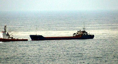 Karadeniz'de vurulan Palau bayraklı kuru yük gemisi Zonguldak'a çekildi
