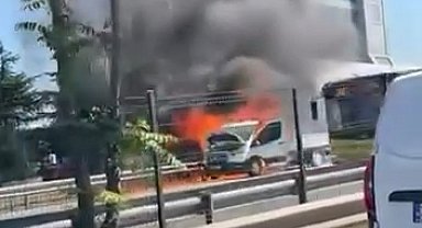 Kartal D-100 Karayolu'nda kamyonet alev alev yandı