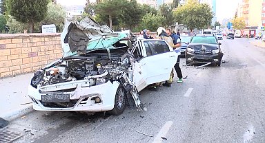Kartal'da otomobil, park halindeki 3 araca çarptı: 2 yaralı