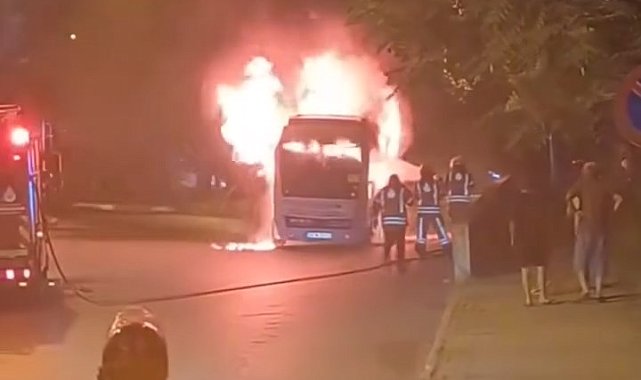 Kartal'da park halindeki minibüs alev alev yandı
