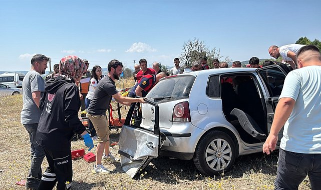 Kavşakta iki otomobil çarpıştı: 1 ölü, 5 yaralı