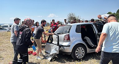 Kavşakta iki otomobil çarpıştı: 1 ölü, 5 yaralı
