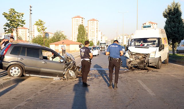 Kayseri'de karşı şeride geçen otomobil ile minibüs çarpıştı: 2 yaralı