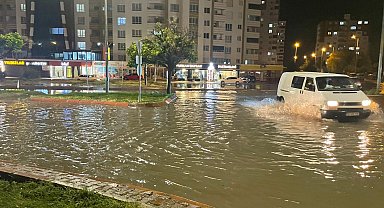 Kayseri'de sağanak sele dönüştü; yollar göle döndü