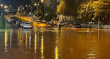 Kayseri'de sağanak sele dönüştü; yollar göle döndü