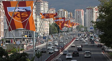 Kayserispor - Bursaspor maçı öncesi caddelere Kayserispor bayrakları asıldı