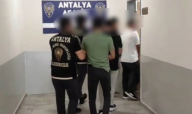 Kendilerini 'başkomiser' olarak tanıtıp 13,5 milyon lira dolandıran 3 şüpheli tutuklandı
