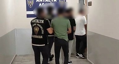 Kendilerini 'başkomiser' olarak tanıtıp 13,5 milyon lira dolandıran 3 şüpheli tutuklandı