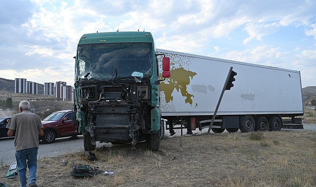 Kırıkkale'de TIR, yolcu otobüsü ve kamyonetin karıştığı kazada 1 kişi yaralandı