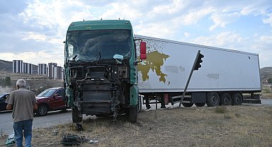 Kırıkkale'de TIR, yolcu otobüsü ve kamyonetin karıştığı kazada 1 kişi yaralandı