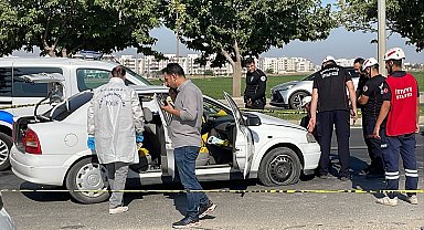 Kırmızı ışıkta bekleyen otomobildekilere saldırı; 1 ölü, 2 yaralı