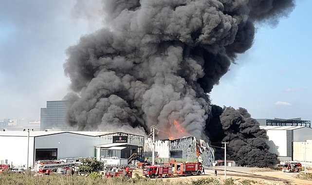 Kocaeli'de depodaki yangın, bitişiğindekine sıçradı