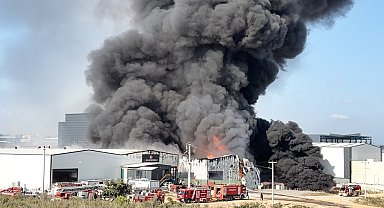 Kocaeli'de depodaki yangın, bitişiğindekine sıçradı