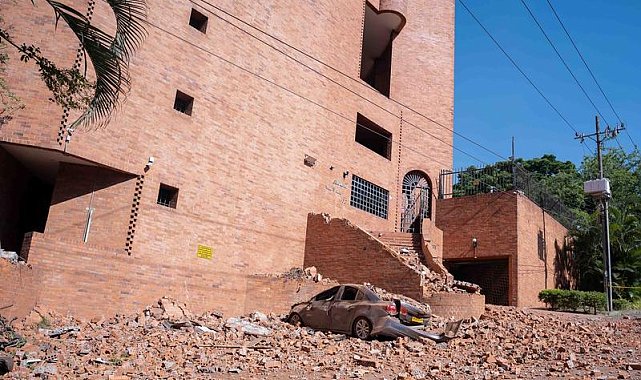 Kolombiya'da meydana gelen 7.4 büyüklüğünde depremde 132 kişi hayatını kaybetti