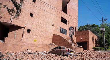 Kolombiya'da meydana gelen 7.4 büyüklüğünde depremde 132 kişi hayatını kaybetti
