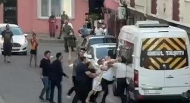 Komşuların keserli, yumruklu kavgası kamerada