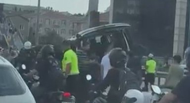Küçükçekmece D-100 Karayolu'nda hafif ticari araç bariyere çarptı; yaralılar var -2 Fotoğraf eklendi
