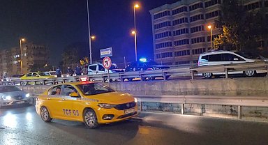 Küçükçekmece D-100'de polis takibe aldığı aracı durdurdu; trafik yoğunluğu oluştu