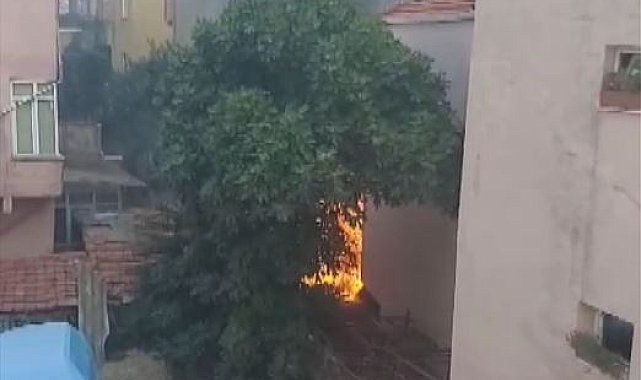 Küçükçekmece'de 4 katlı binada çıkan yangın söndürüldü