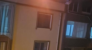 Küçükçekmece'de 5 katlı binanın çatısında yangın: 1 kişi duman etkilendi