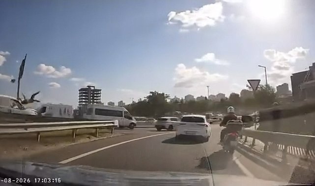 Küçükçekmece'de hafif ticari aracın motosiklete çarptığı kaza kamerada: 3 yaralı