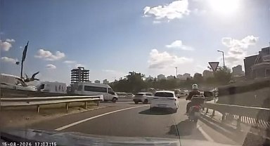 Küçükçekmece'de hafif ticari aracın motosiklete çarptığı kaza kamerada: 3 yaralı