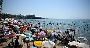 Kuşadası'nda hava sıcaklığı 37 dereceye ulaştı, plajlar doldu