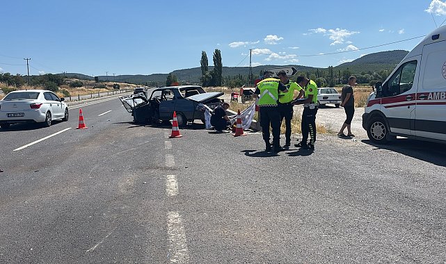 Kütahya'da 2 otomobil çarpıştı; 1 ölü, 1'i çocuk 4 yaralı