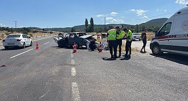 Kütahya'da 2 otomobil çarpıştı; 1 ölü, 1'i çocuk 4 yaralı