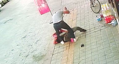 Kütahya'da eski eşinin sokakta bıçakladığı kadın ağır yaralandı; olay anı kamerada