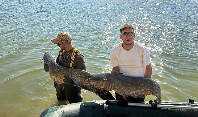Kütahya'da sportif balıkçılar 7 günlük kampta tuttukları 12 balığı doğaya saldı