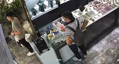 Kuyumcudan bilezik çalan şüpheliyi esnaf yakaladı; o anlar kamerada