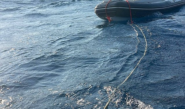 Lastik botla denizde mahsur kalan kişinin kurtarılma anı kamerada