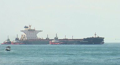 Liberya bayraklı kuru yük gemisi İstanbul Boğazı'ndan geçiyor, trafik durduruldu-1