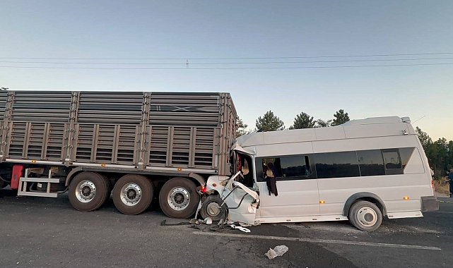 Malatya'da minibüs ile TIR çarpıştı; 18 yaralı