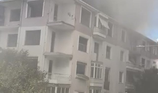 Maltepe'de kentsel dönüşüm için boşaltılan binanın çatısında çıkan yangın söndürüldü