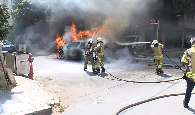 Maltepe'de park halindeki elektrikli araç alev alev yandı