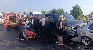 Manavgat'ta 6 araç zincirleme kazaya karıştı; 17 yaralı