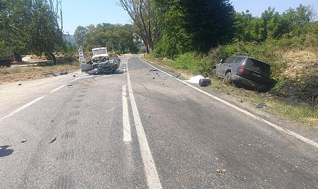 Manisa'da iki otomobil çarpıştı: 2 kardeş öldü, 2 yaralı