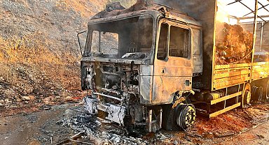 Manisa'da seyir halindeki TIR alev alev yandı