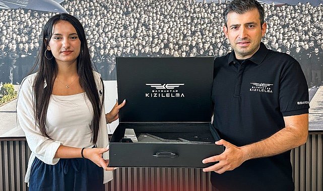Matematik yarışmasında dünya şampiyonu olan Ayşegül'e, Selçuk Bayraktar'dan tebrik