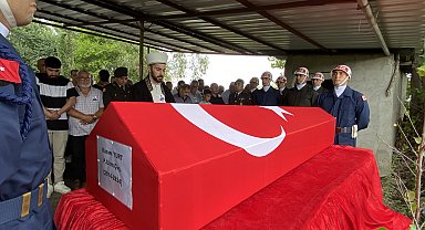 Merdivenli itfaiye aracıyla evine girerken kazada ölen uzman çavuş defnedildi
