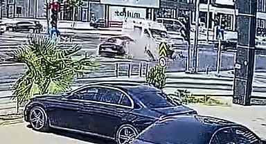 Mersin'de ambulans ile otomobilin çarpışması kamerada; 3'ü sağlık çalışanı 5 yaralı